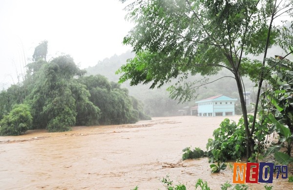 Mơ nước lũ lụt đục ngầu ám chỉ sự mơ hồ trong lựa chọn