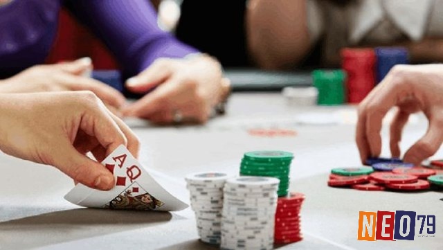 Double Down là mẹo chơi xì dách hiệu quả cho phép bạn nhân đôi mức cược ban đầu với điều kiện chỉ được rút thêm một lá bài duy nhất