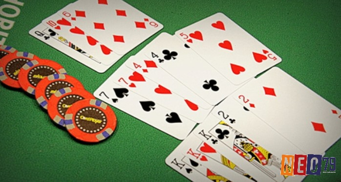 Khi cả tay bài lẫn kicker giống hệt nhau, pot sẽ được chia đều cho tất cả người chơi