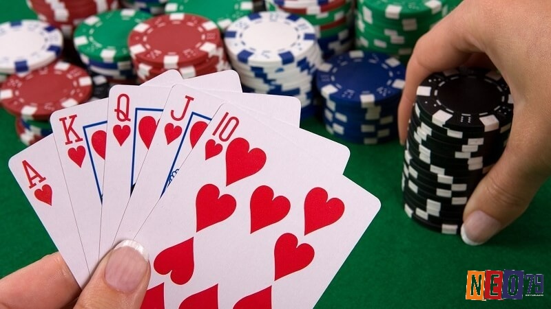 Cách tính điểm poker - Sảnh Rồng trong là bộ hiếm nhất từ 10 đến Át đồng chất không thể bị đánh bại