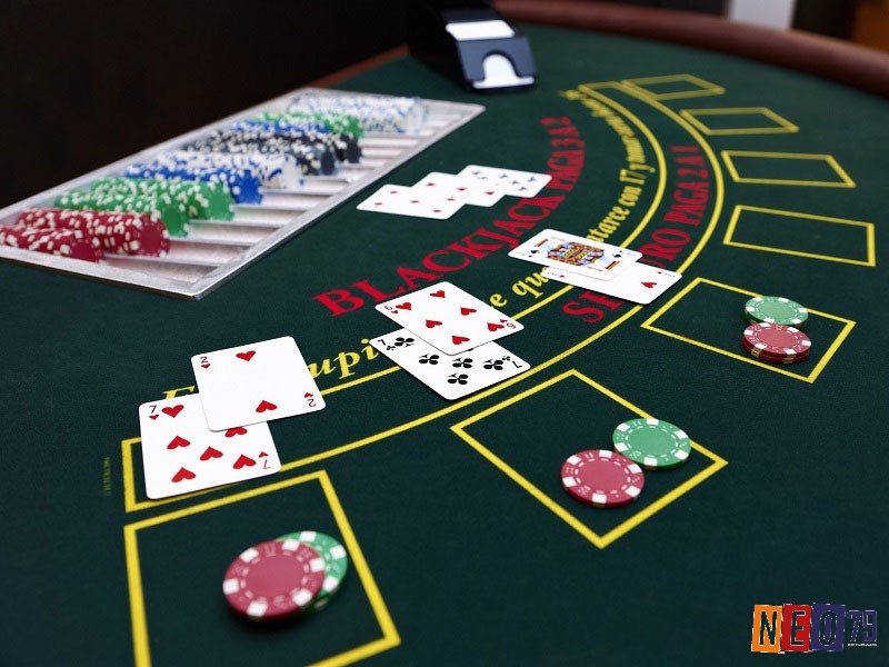 Chơi Blackjack tiền thật sẽ có quy định cụ thể các hành động trong diễn biến ván bài chi tiết