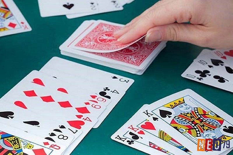 Những người chơi sẽ đánh phỏm theo thứ tự vòng tròn trên bàn chơi