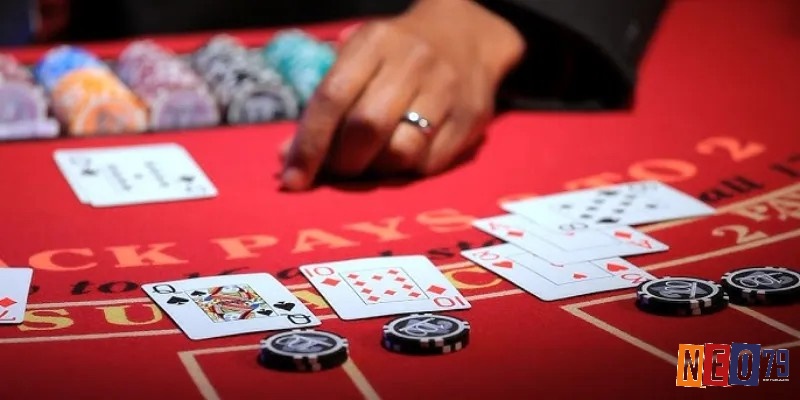 16 mềm cho phép linh hoạt đổi Át từ 11 thành 1, giúp tránh quắc và nên luôn rút thêm bài
