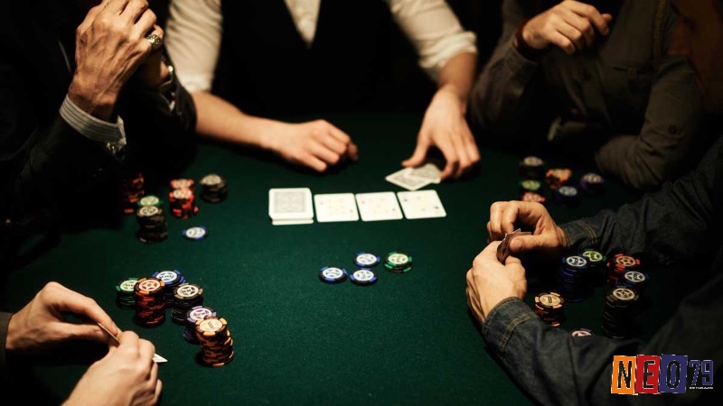 Quản lý vốn và đọc vị đối thủ là nền tảng quan trọng trong poker Việt Nam.