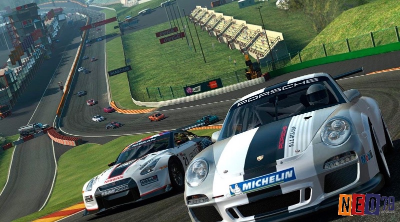 Real Racing 3 laf top game iOS miễn phí nổi bật với phong cách đua xe mô phỏng chân thực.