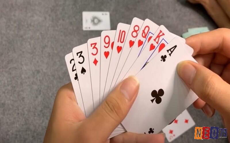 Bài Phỏm Tá Lả luôn ẩn chứa những pha kịch tính, nơi chỉ một nước sai có thể đổi ngôi thắng bại.