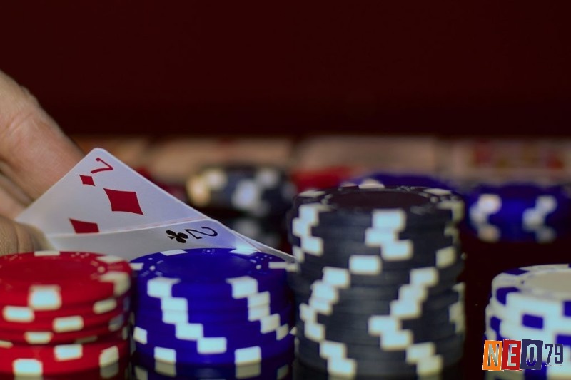 C-bet lừa hiệu quả không chỉ cần sự táo bạo, mà còn đòi hỏi khả năng đọc vị đối thủ chính xác đến từng chi tiết.