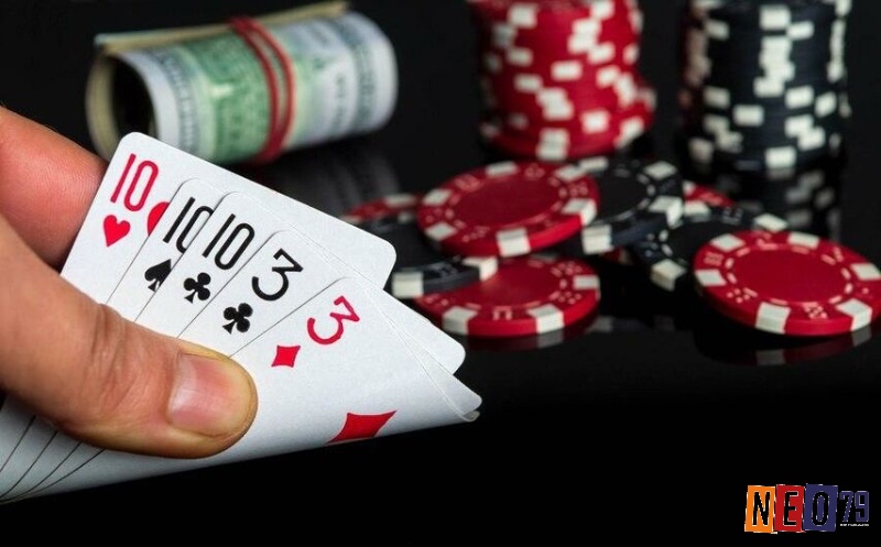 Nguyên tắc phân định Full House trong Poker bắt đầu từ việc so bộ ba, sau đó mới so tới đôi.