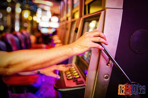 Người chơi nên cân nhắc biến động của slot game để lựa chọn trải nghiệm phù hợp, dù house edge và RTP vẫn giữ nguyên lợi thế dài hạn cho nhà cái