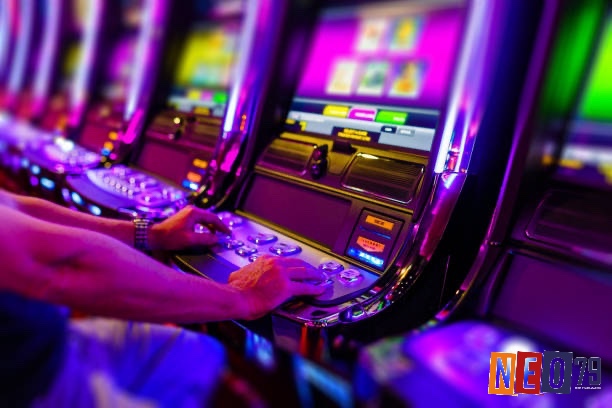 Nhà phát triển công khai RTP và các chỉ số như biến động, tỷ lệ truy cập, hay jackpot để người chơi hiểu cách trò slot hoạt động và tính toán house edge