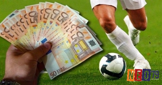 Tỷ lệ âm trong kèo Moneyline cho biết số tiền cần cược để thắng 100 đơn vị khi chọn đội mạnh, phản ánh rủi ro thấp nhưng lợi nhuận ít hơn