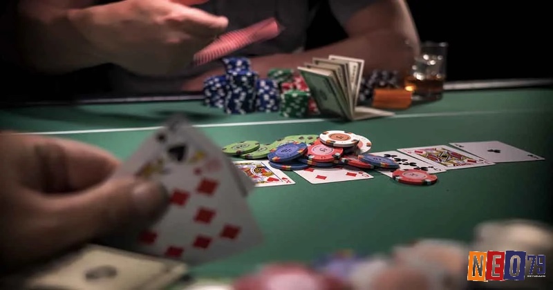 Người ngồi ở vị trí dealer trong Omaha Poker có lợi thế chiến thuật lớn, trong khi Small Blind và Big Blind phải đặt cược bắt buộc để tạo pot khởi đầu cho ván bài