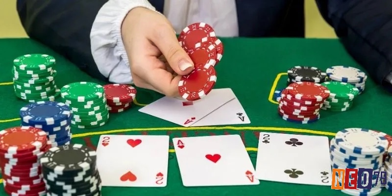 Anh em Omaha Poker dùng 2 lá bài tẩy và 3 lá chung để tạo tay bài mạnh nhất và xác định người thắng pot