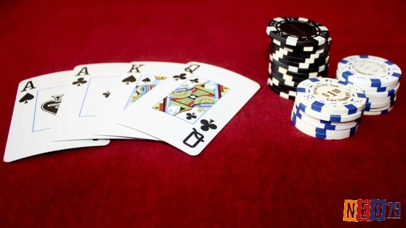 Anh em chơi Omaha Poker thì sẽ nhận cho mình 4 lá bài tẩy và phải dùng đúng 2 lá kết hợp 3 lá chung để tạo tay bài mạnh nhất