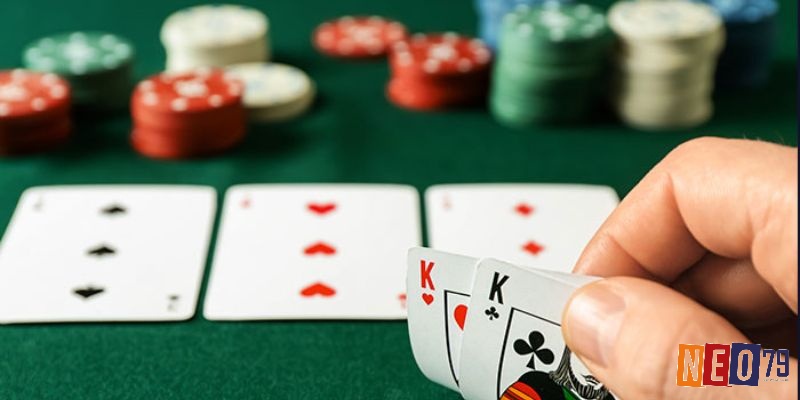 Khả năng đọc vị và làm chủ cảm xúc chính là yếu tố khiến Poker là gì trở thành cuộc chiến trí tuệ thực thụ.