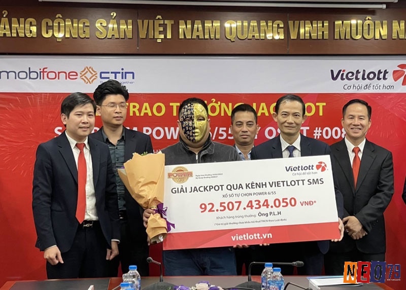Người chơi Vietlott trải nghiệm cơ hội đổi đời từ giải độc đắc lũy tiến và đa dạng trò chơi, nhưng xác suất trúng thấp và chi phí tham gia có thể cao