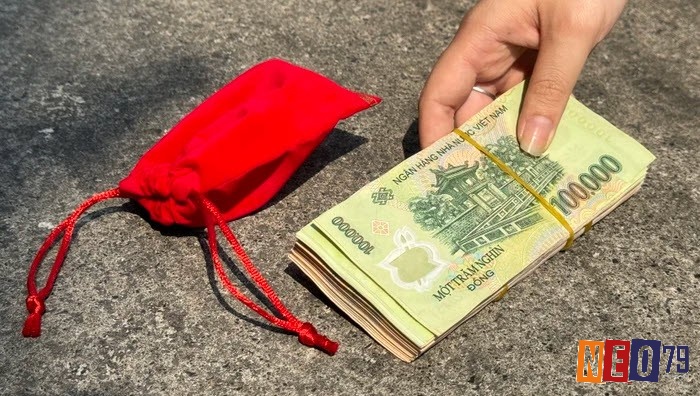 Mơ nhặt được túi nhỏ chứa nhiều tiền là vận may tài lộc