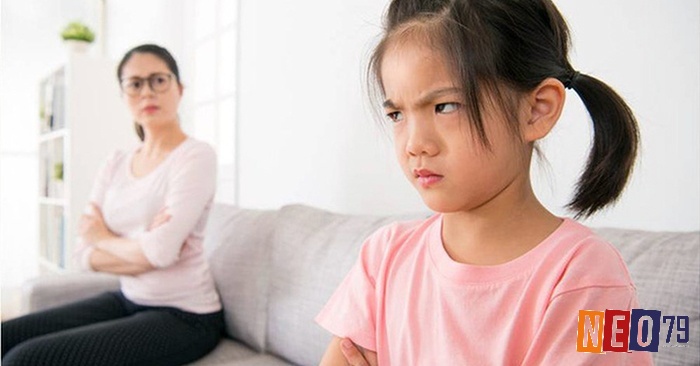 Giấc mơ thấy đang giận bố mẹ thể hiện cho sự xung đột và khác biệt trong gia đình bạn
