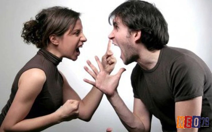 Giấc mơ thấy mình giận dữ quát tháo người khác thể hiện cho sự mất cân bằng trong cảm xúc của bạn